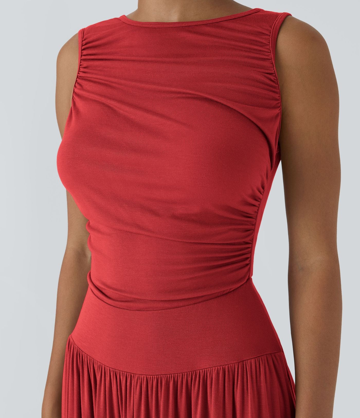 Robe longue à encolure bateau, bretelles asymétriques, côtés froncés et poches
