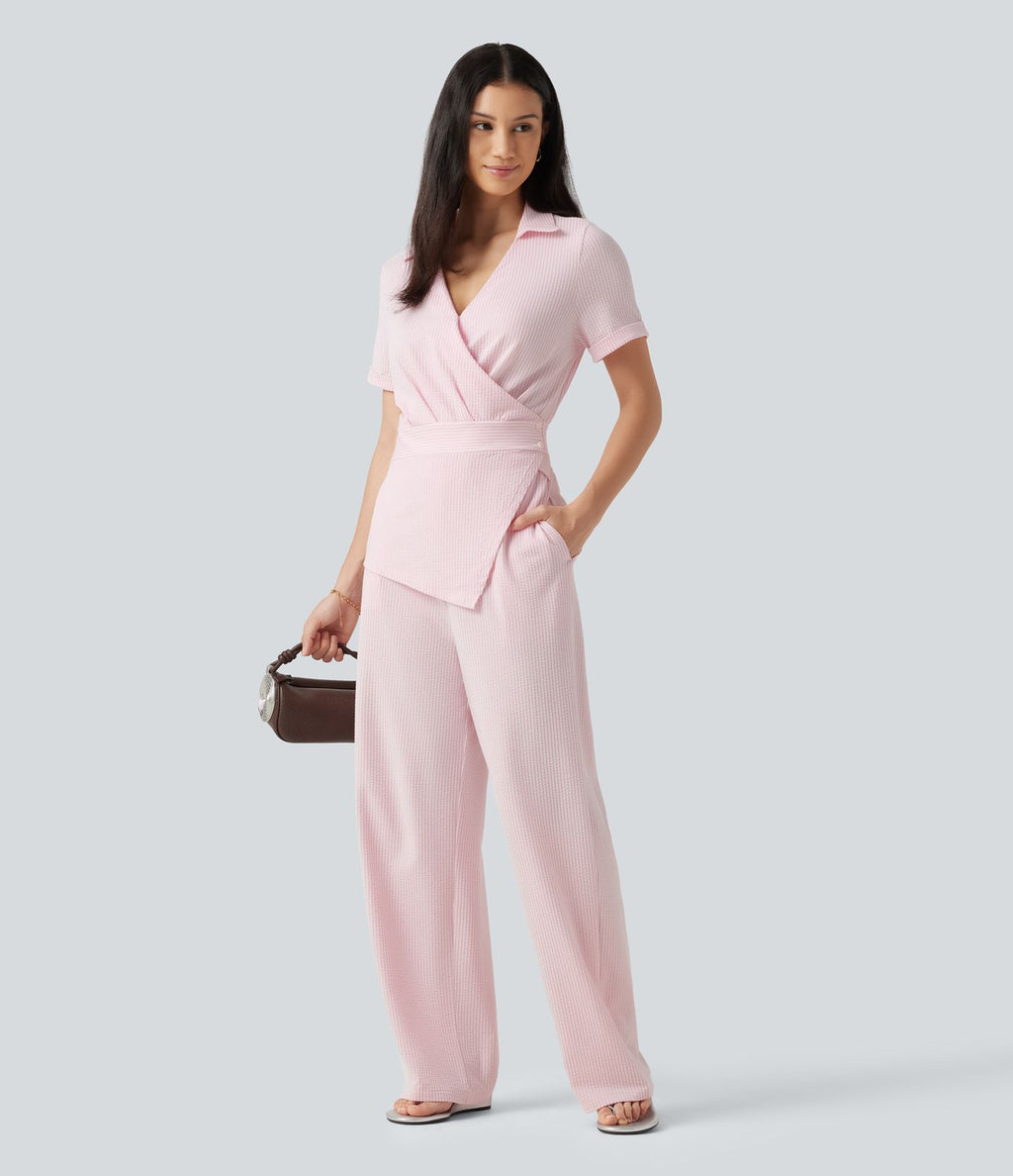 Combinaison-chemise accès facile Easy Peasy en coton froissé rayé à manches courtes, cache-cœur, lien au dos et poches