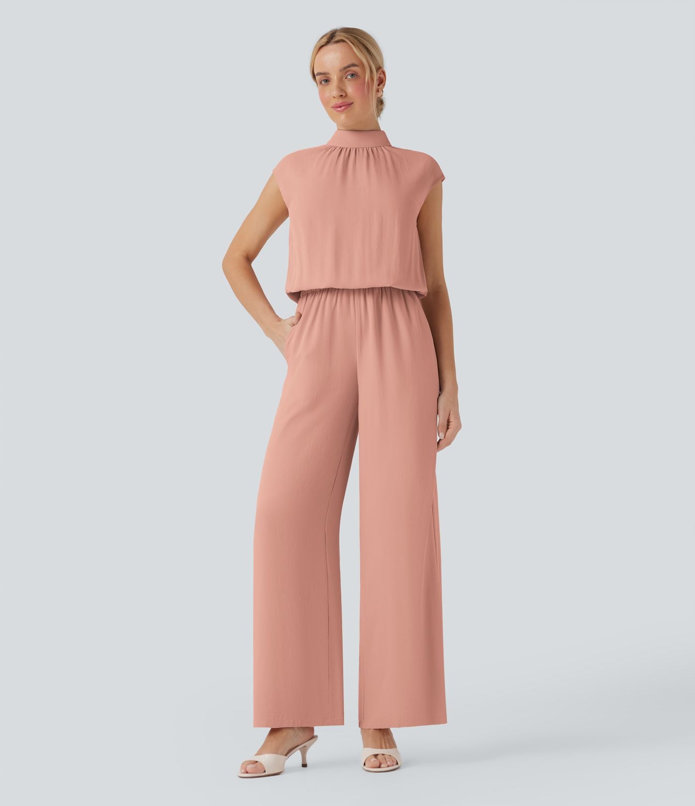 Combinaison pantalon tailleur jambes larges col montant dos goutte d'eau manches courtes avec poches latérales