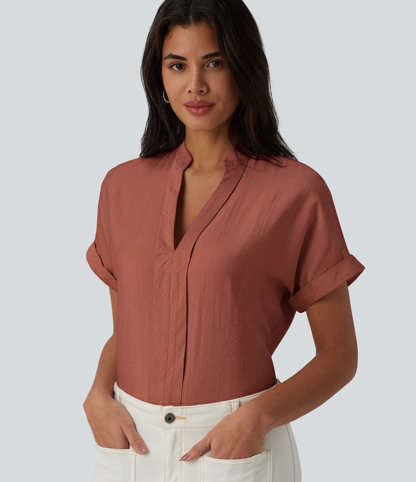 Chemise col V manches courtes aspect lin pour le bureau