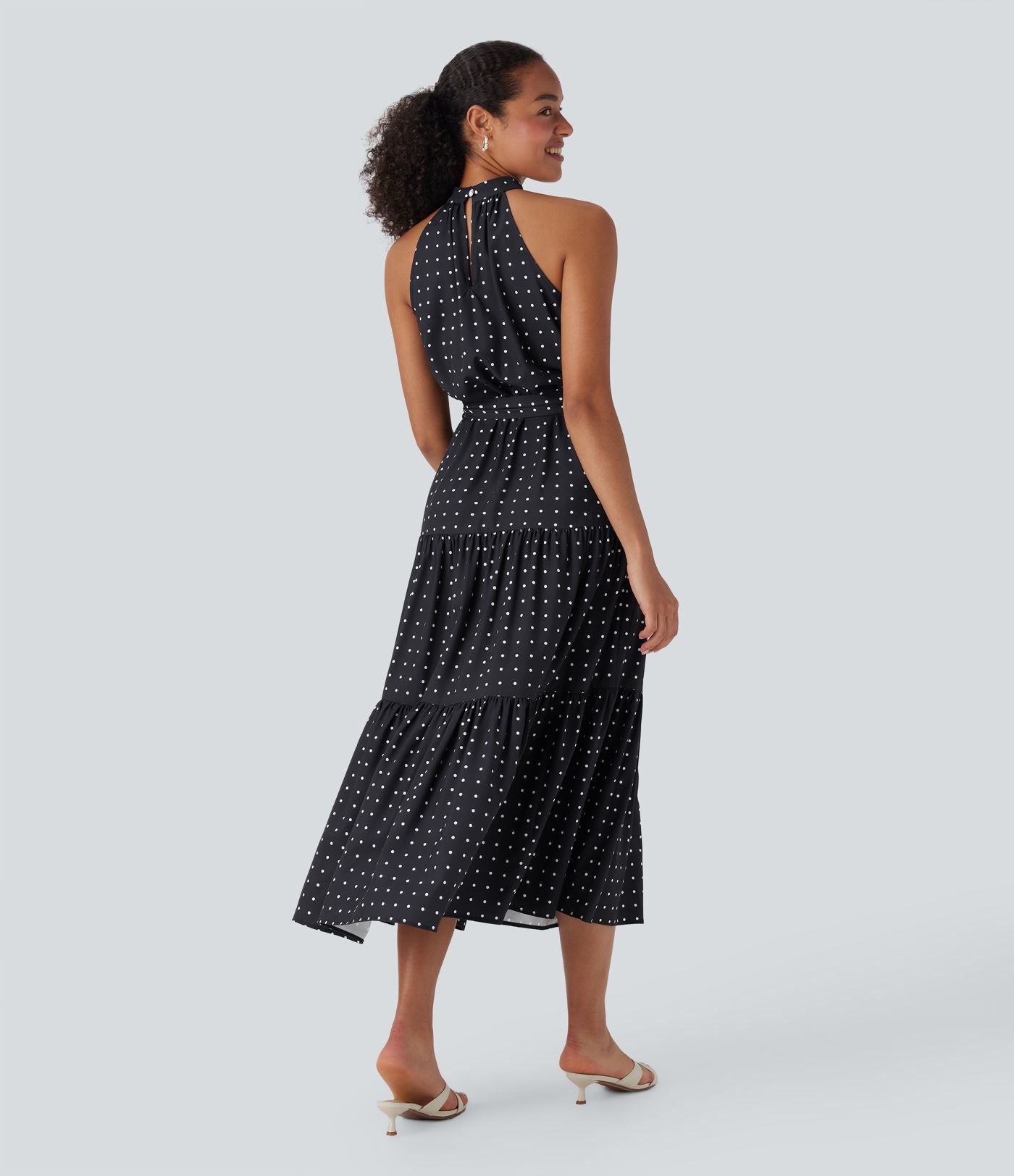 Robe mi-longue fluide de vacances à pois avec col licou, découpe dos, ceinture et poches latérales