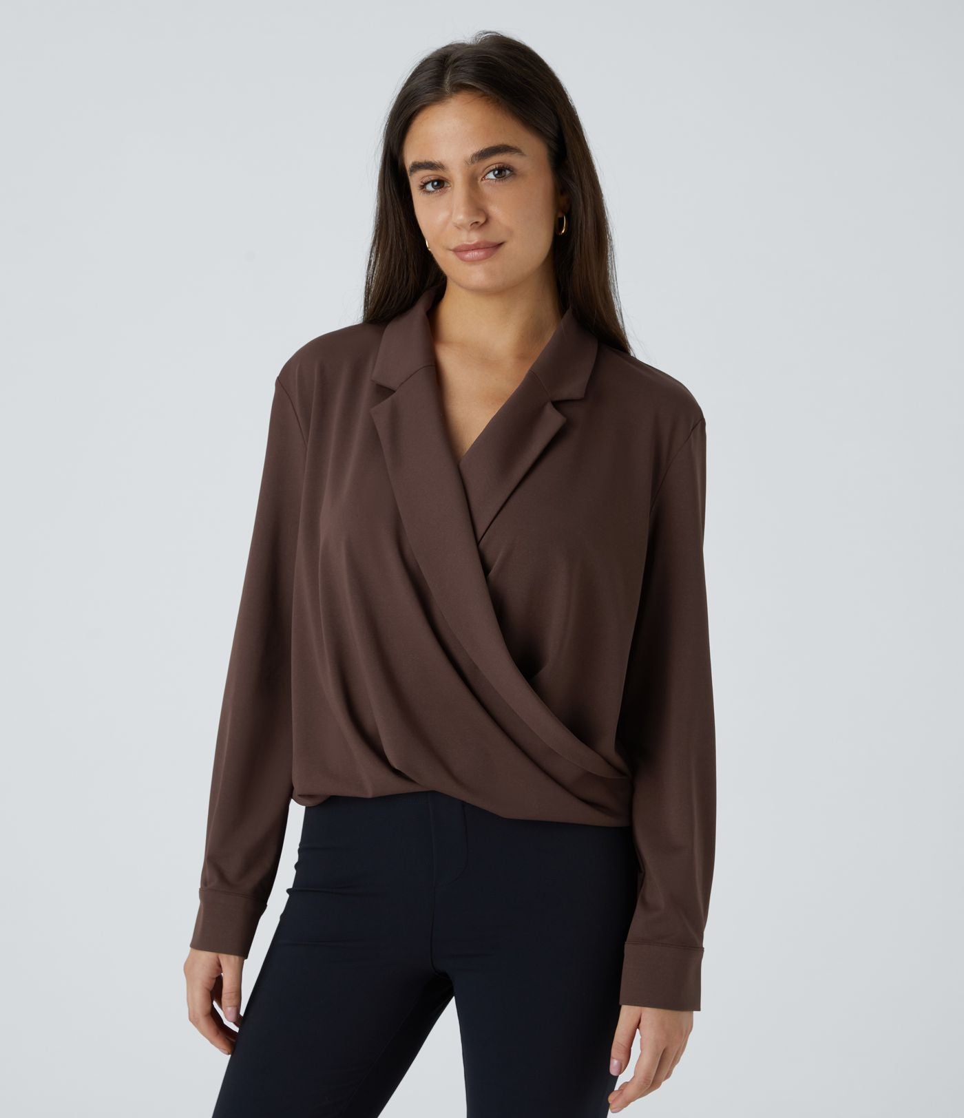 Chemise de travail à col cranté, coupe croisée et manches longues