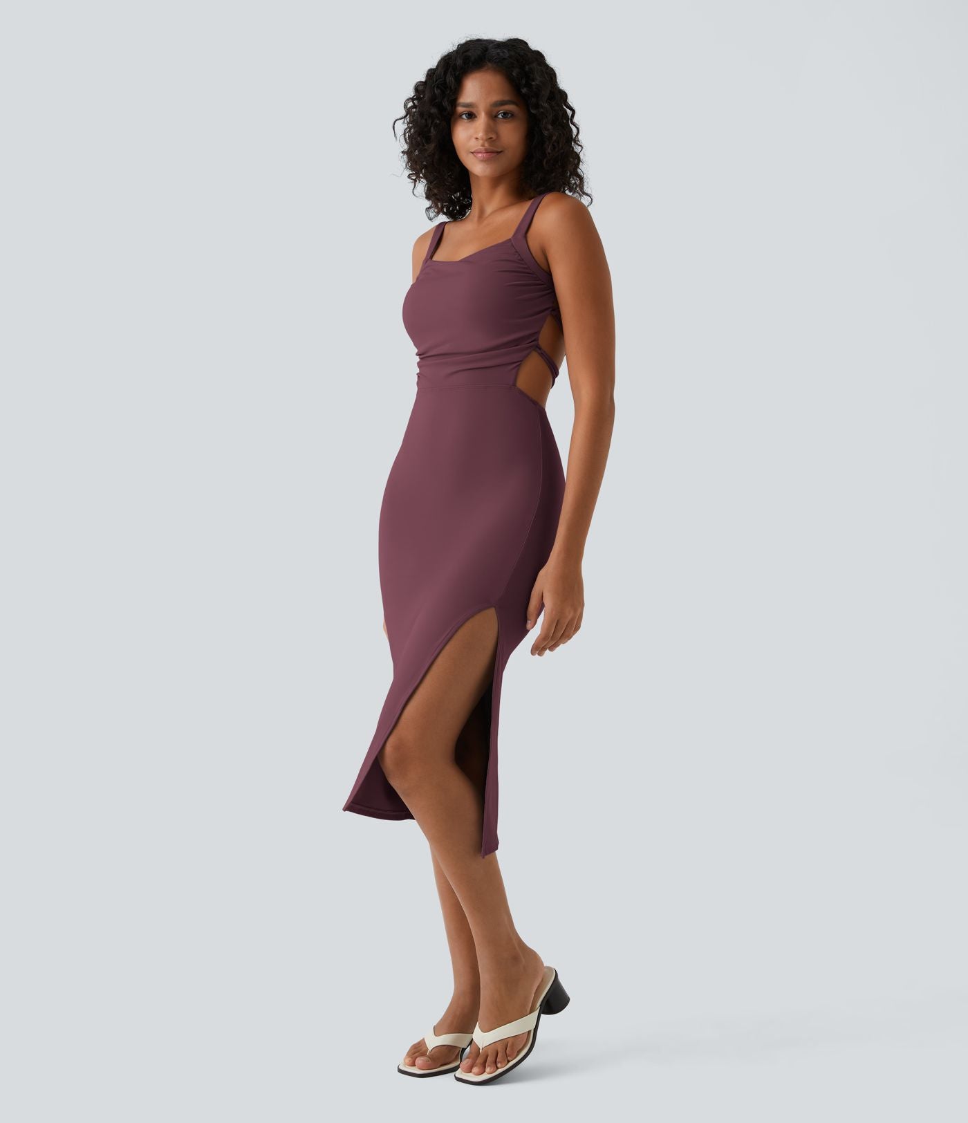 Robe midi laquée fendue, brassière intégrée, dos nu croisé