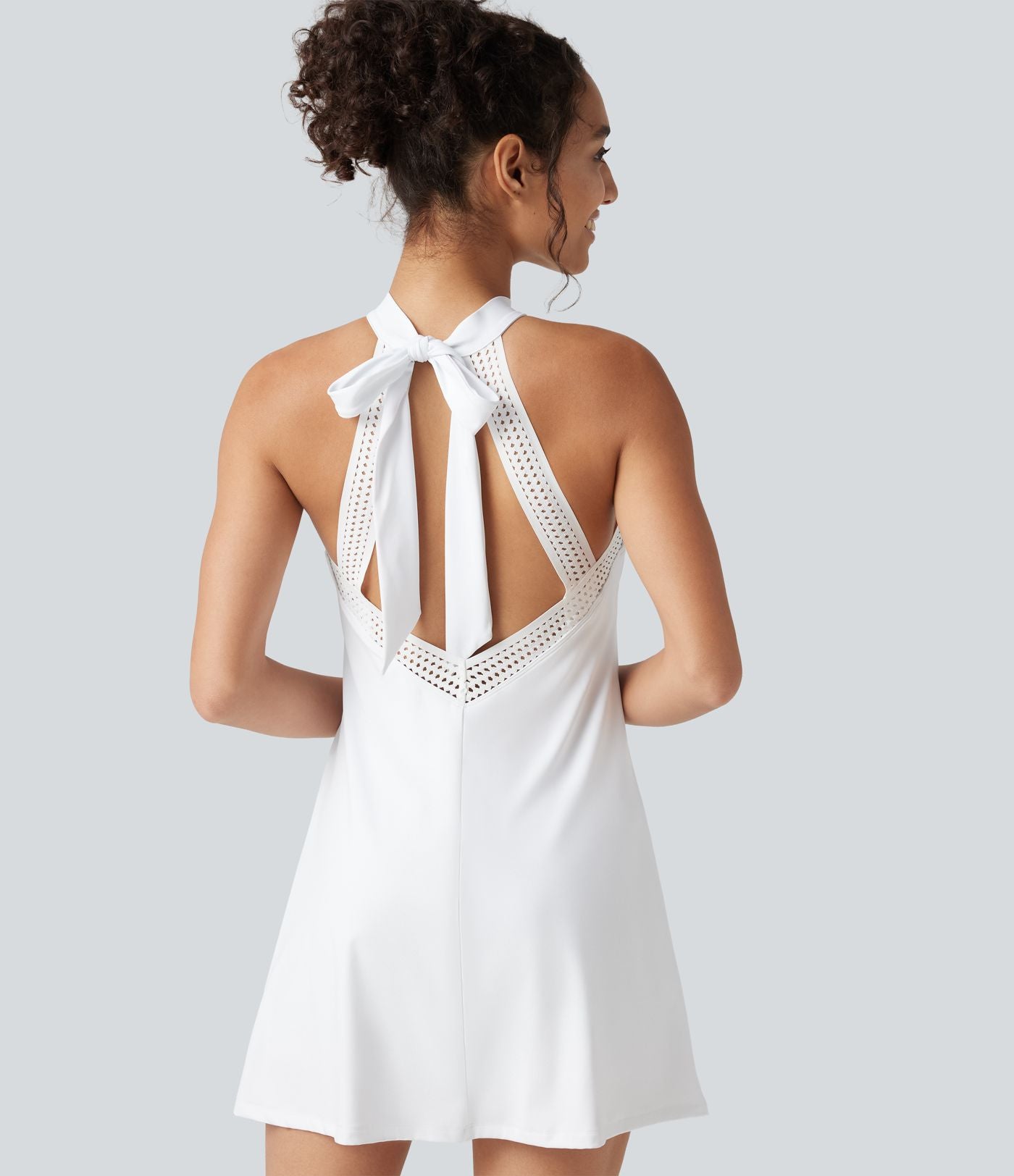 Robe-short mini SoftlyZero™ Airy effet frais InstantCool pour le yoga longueur allongée avec dos noué, coussinets amovibles, poche et protection solaire UPF50+