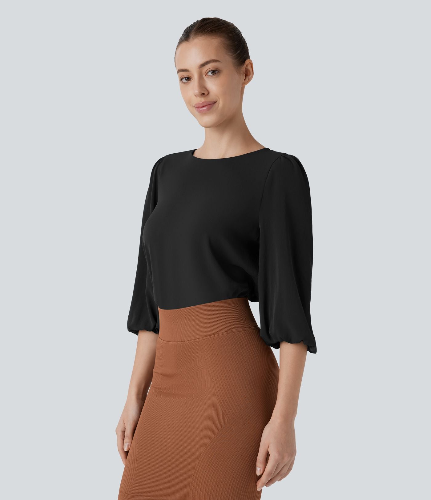 Blouse de travail col bateau avec manches évêque et dos ajouré