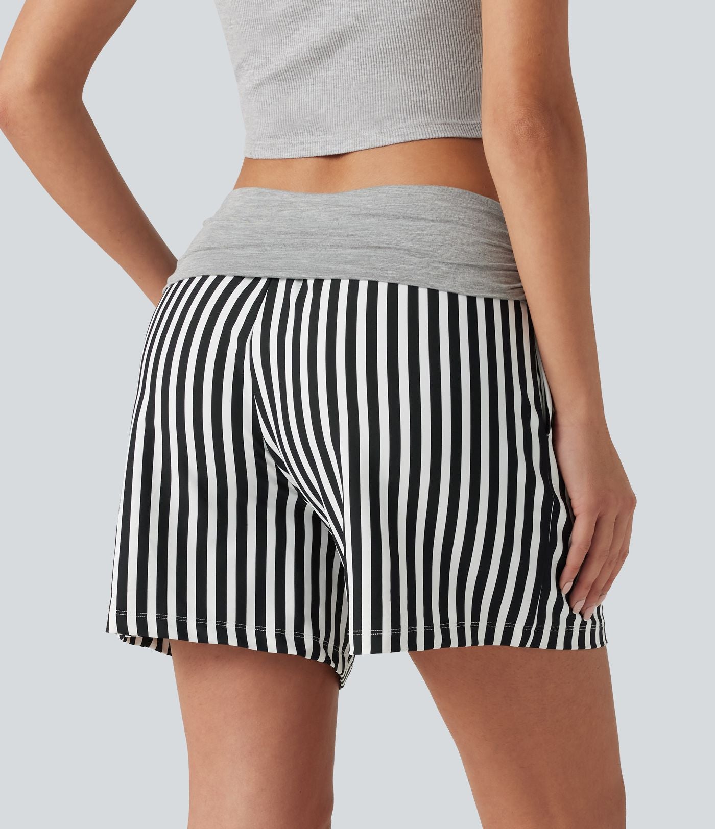 Short ample taille basse froncé à rayures avec poches, style vacances