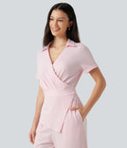 Combinaison-chemise accès facile Easy Peasy en coton froissé rayé à manches courtes, cache-cœur, lien au dos et poches