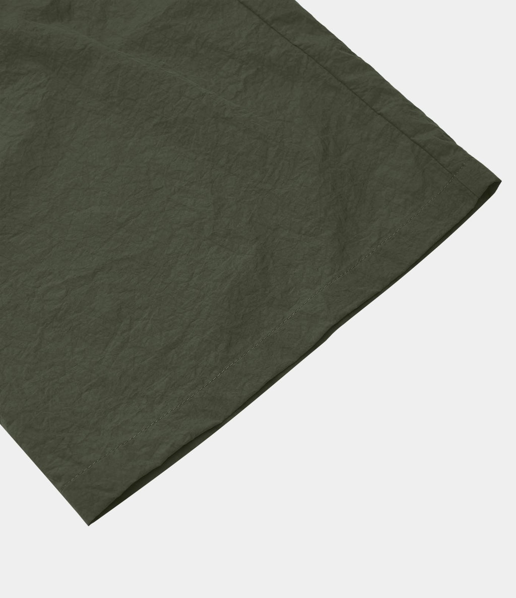 Pantalon cargo décontracté à taille moyenne, jambes larges, boutons, fermeture éclair et poches latérales