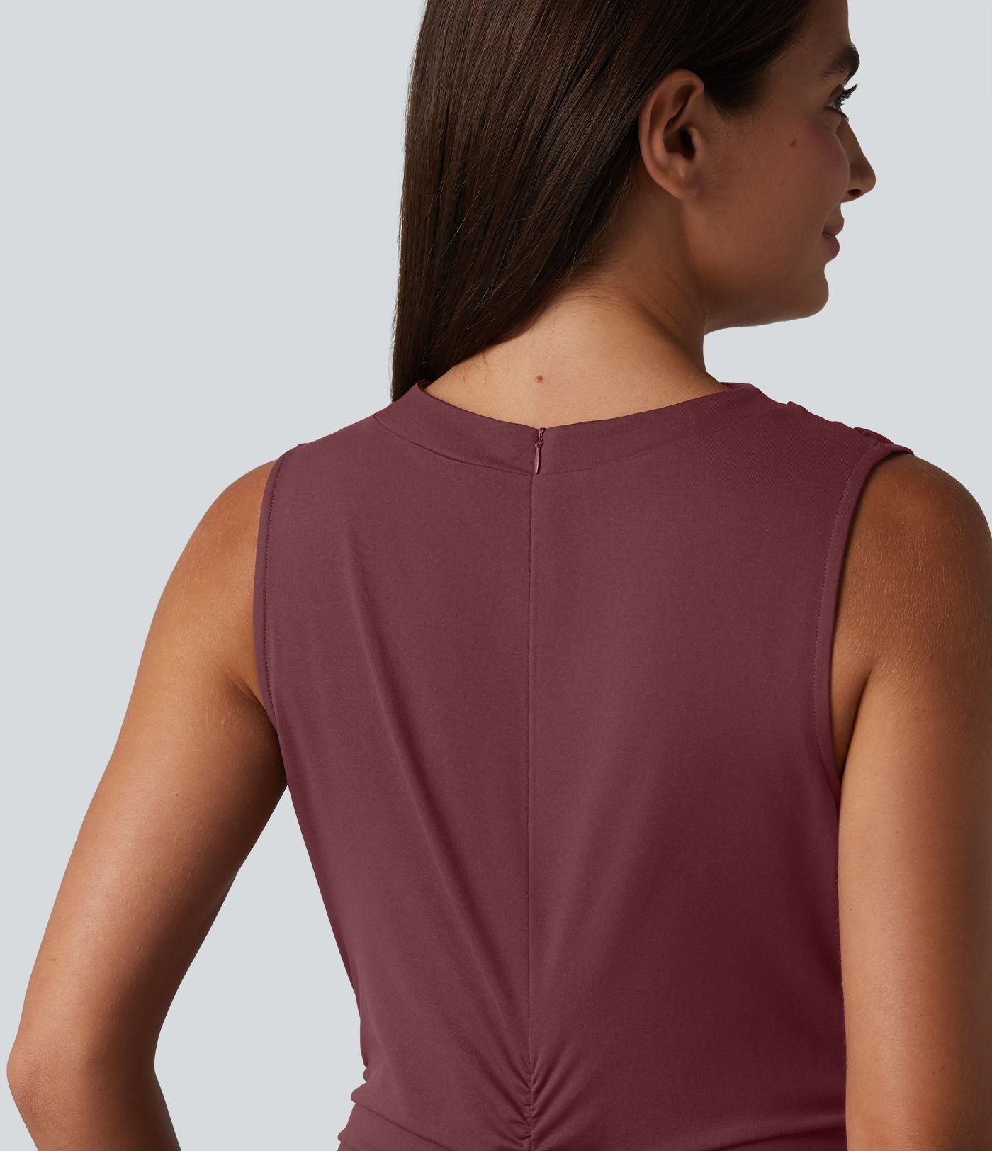 Robe décontractée moulante mi-longue col cheminée sans manches avec fermeture éclair invisible froncée et fente
