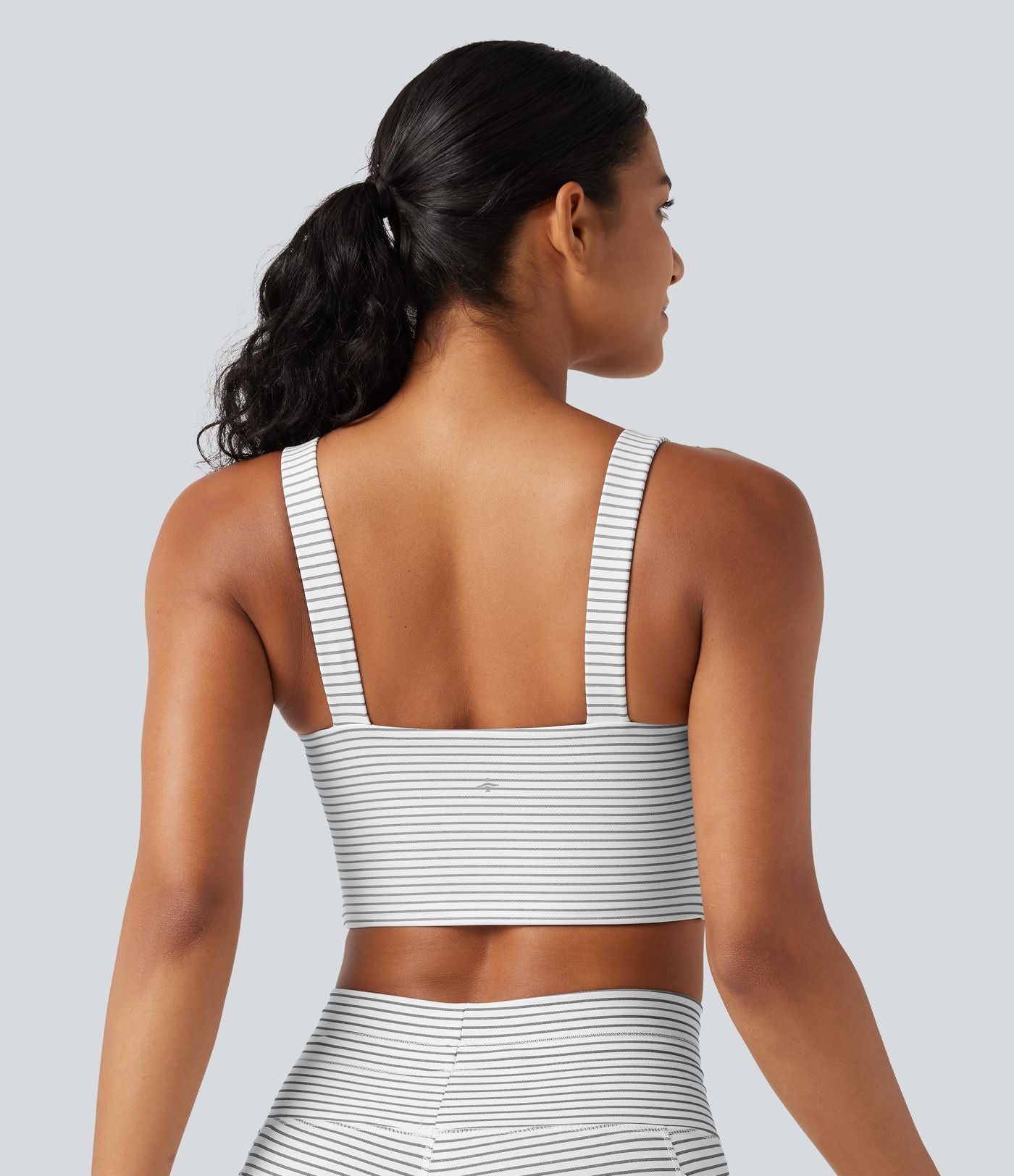 Brassière de sport push-up rayée à maintien léger, avec coussinets fixes, idéale pour le yoga.
