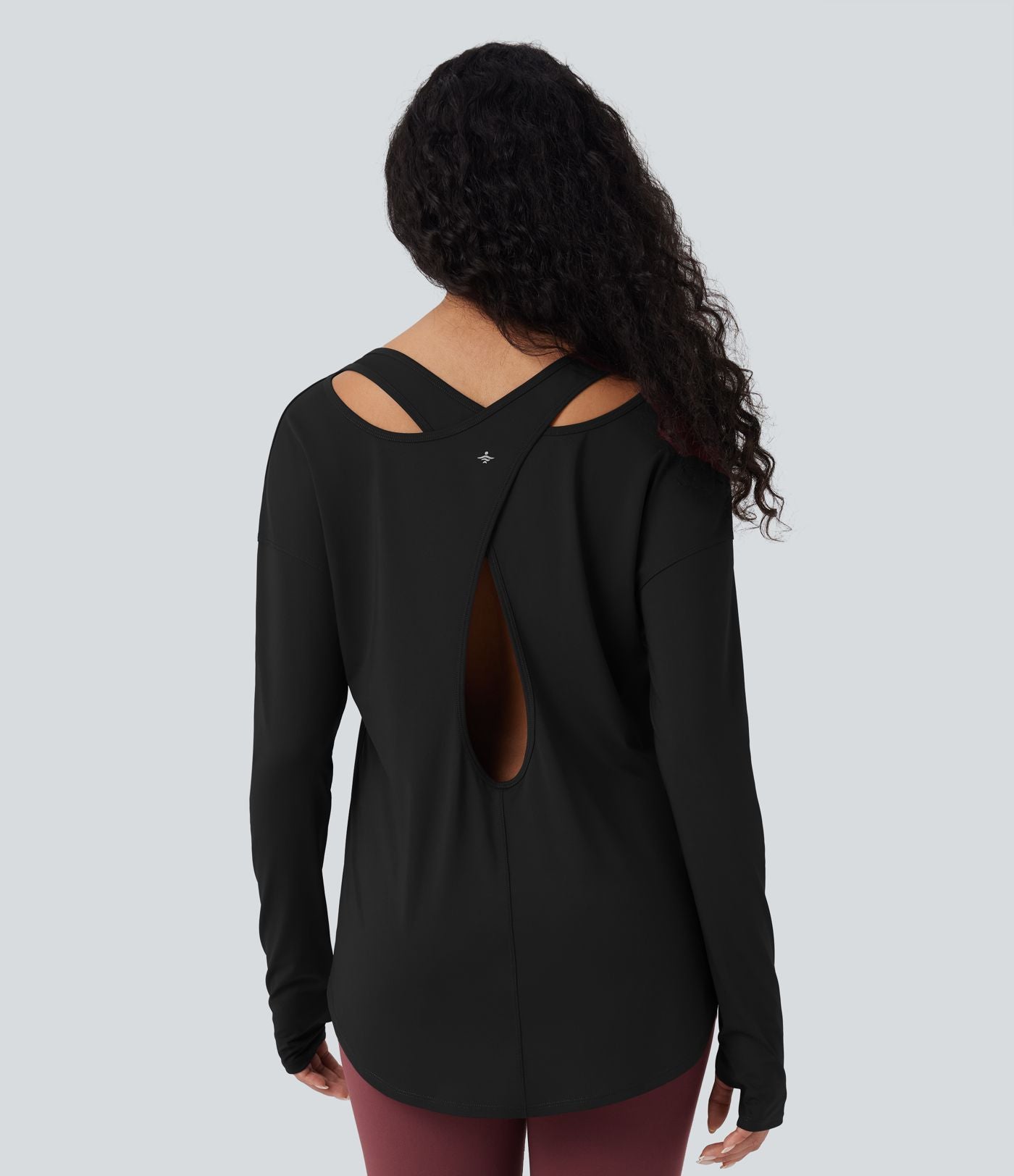 Haut de sport yoga manches longues col cranté à trous pouces, découpes et ourlet asymétrique