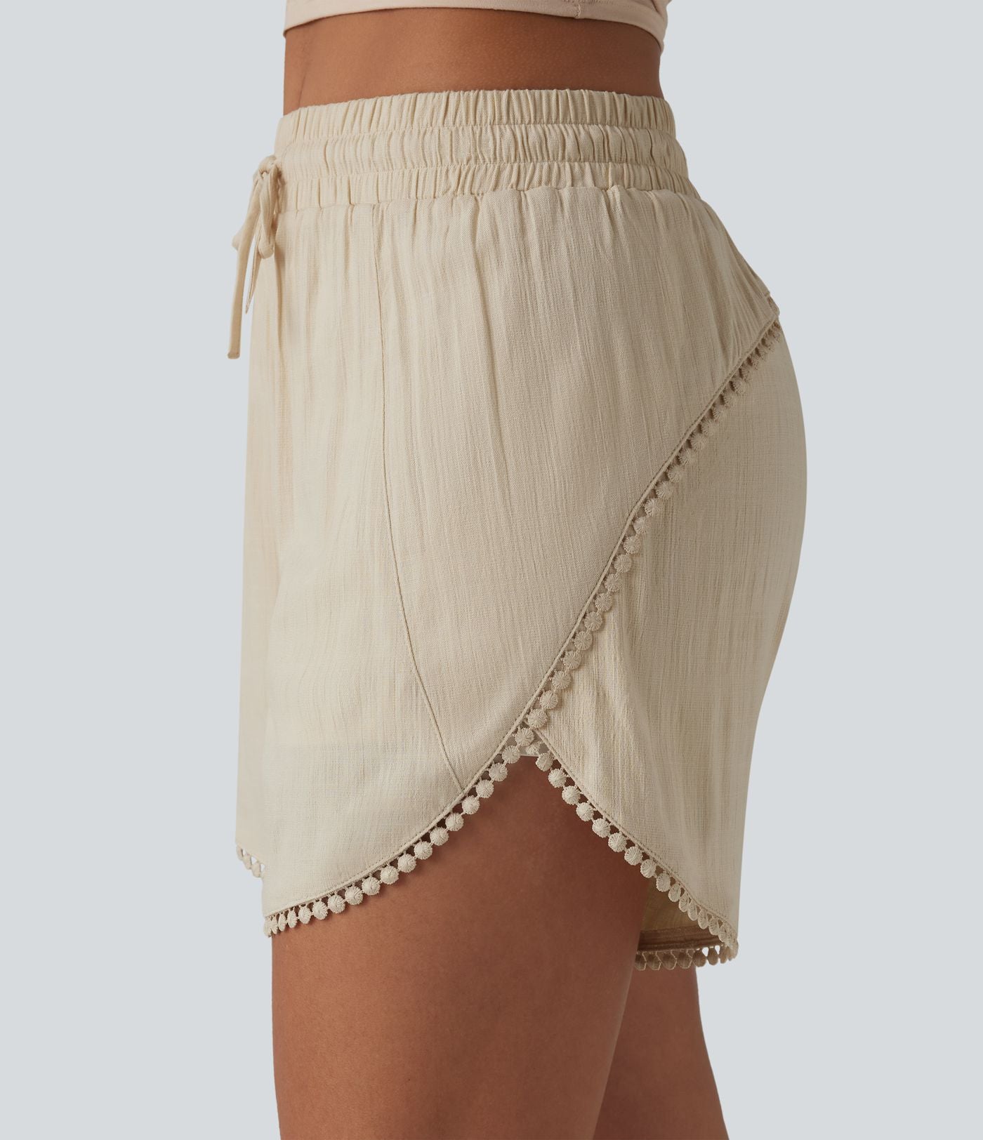 Short décontracté 2 en 1 à taille mi-haute, cordon de serrage, franges contrastées et ourlet arrondi