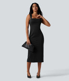Robe mi-longue moulante fendue col carré sans manches