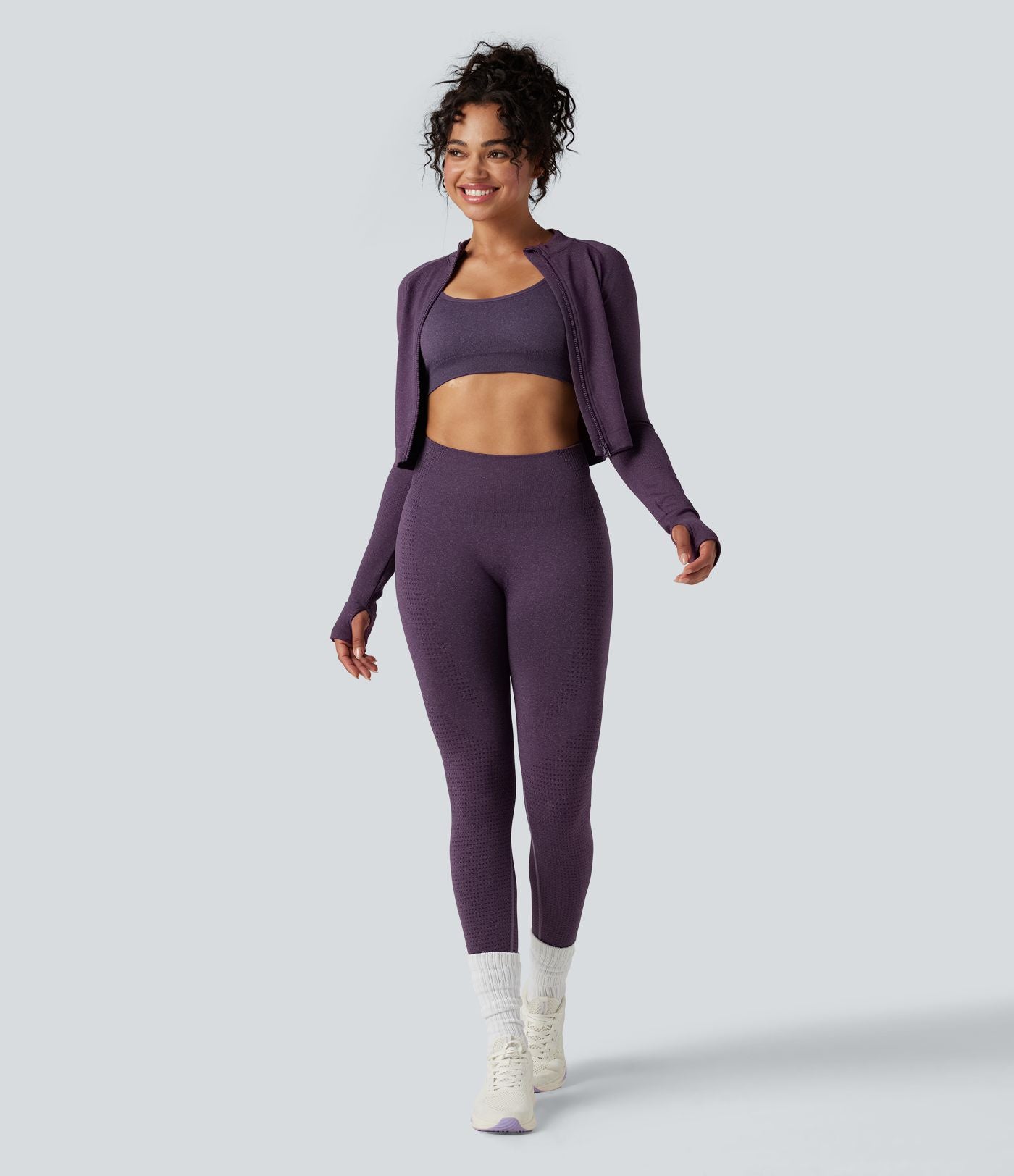 Veste de yoga courte ajustée Seamless Flow à col montant, manches longues et trous pour les pouces