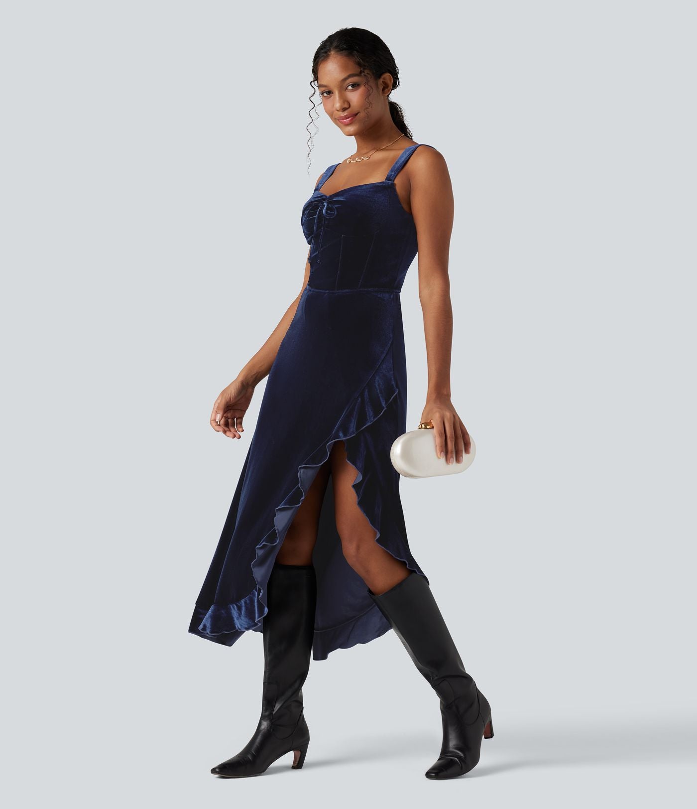 Robe mi-longue en velours encolure Queen Anne avec nœud devant et volants à l'ourlet