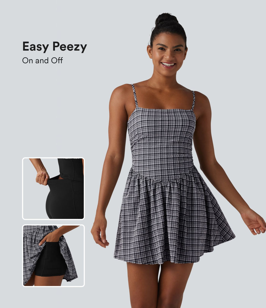 Robe de tennis active mini 2-en-1 à carreaux froissée à séchage rapide avec brassière intégrée, bretelles réglables et poches — Easy Peasy
