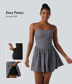 Robe de tennis active mini 2-en-1 à carreaux froissée à séchage rapide avec brassière intégrée, bretelles réglables et poches — Easy Peasy