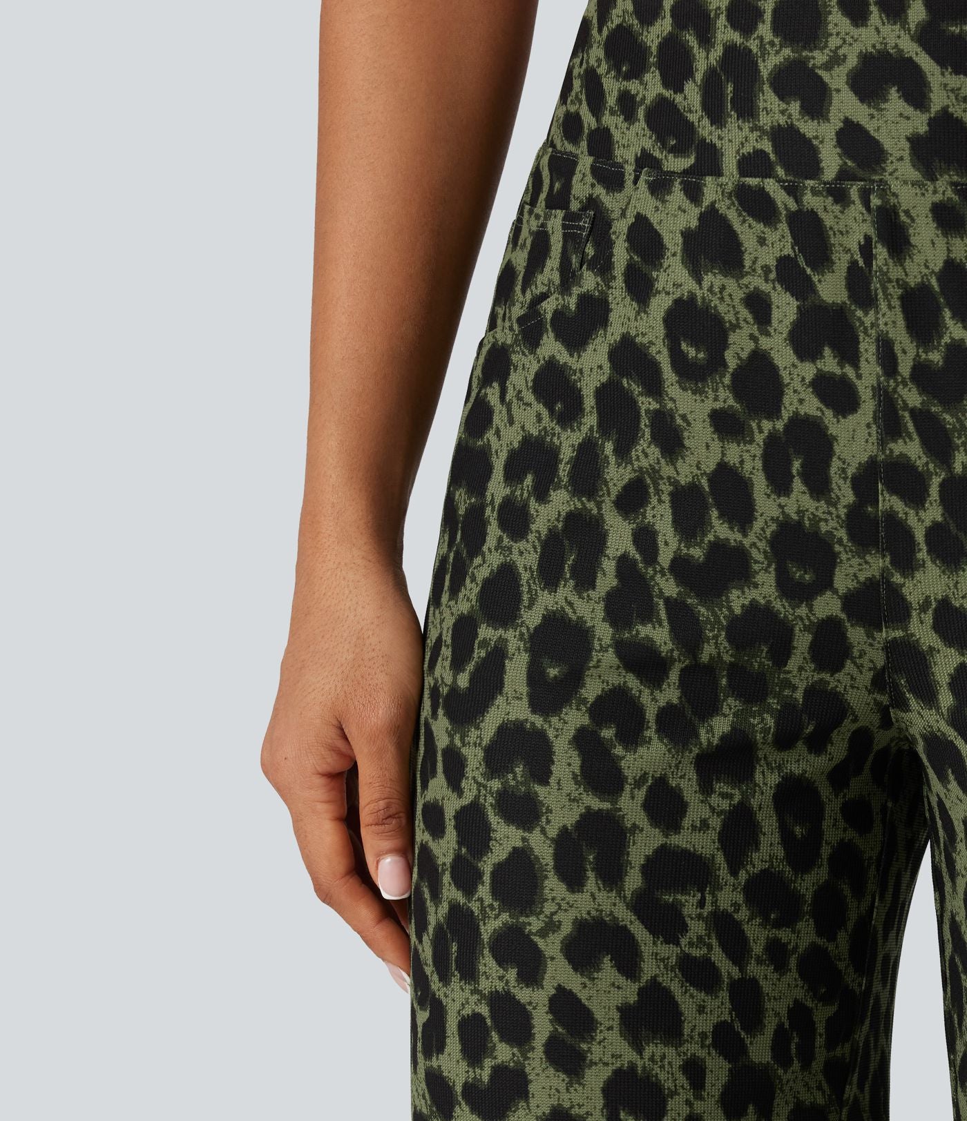 Short ample taille haute en tissu gaufré imprimé léopard 25 cm avec poches