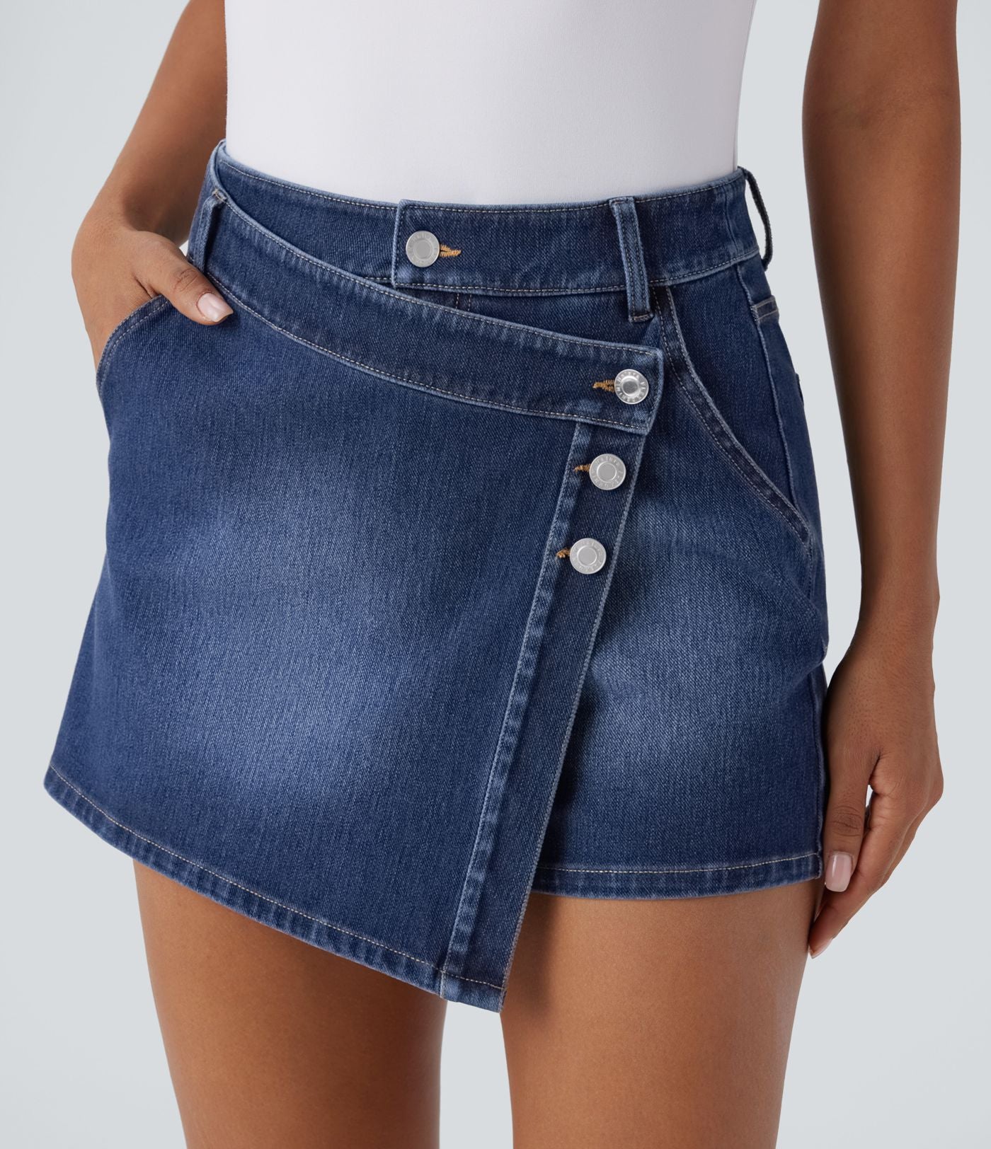 Halara Flex™ Short décontracté en jean extensible effet délavé à taille haute avec poches multiples et détail enveloppant