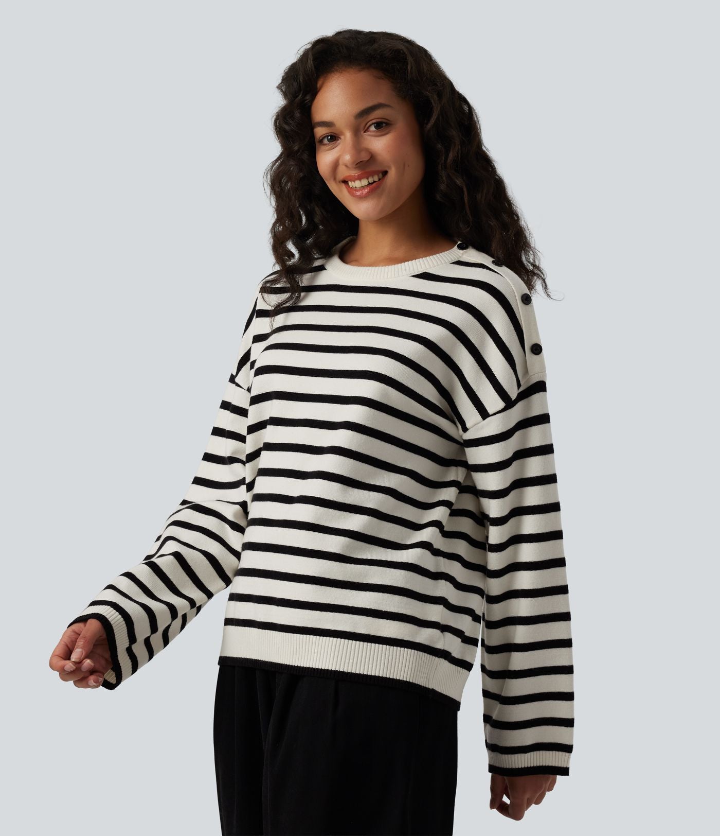 Pull casual à rayures col rond, manches longues et boutons décoratifs