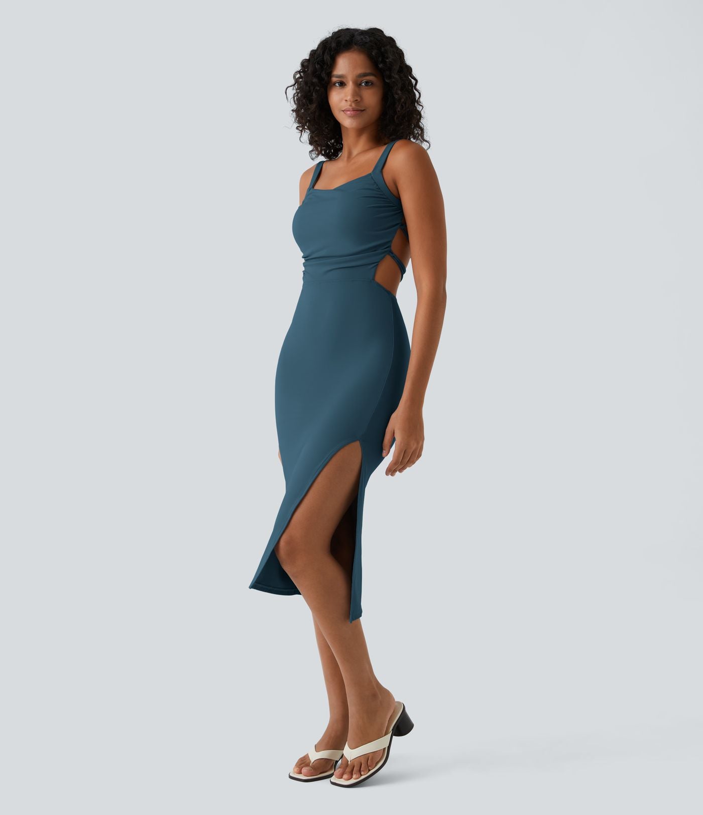 Robe midi laquée fendue, brassière intégrée, dos nu croisé