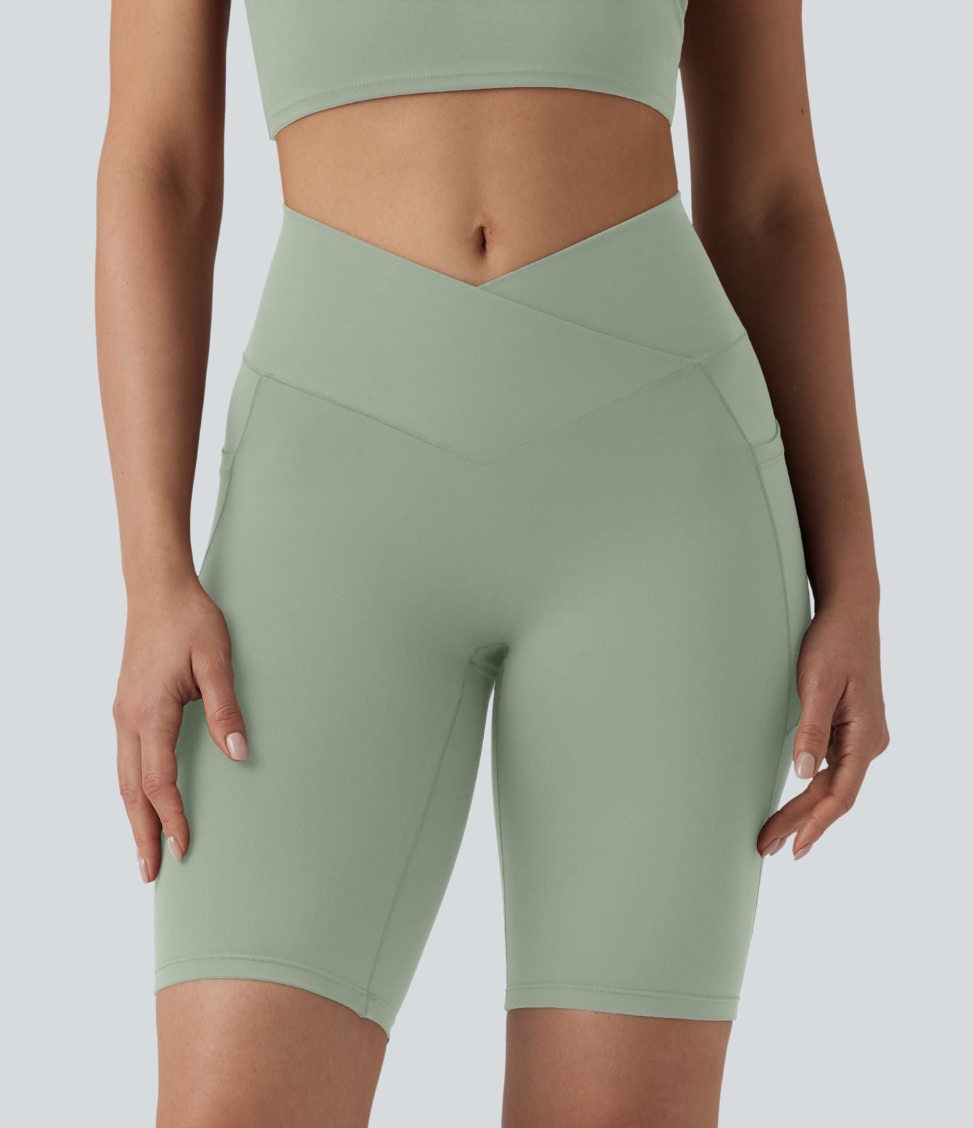SoftlyZero™ Short cycliste de yoga croisé taille haute 23 cm avec poches - UPF50+
