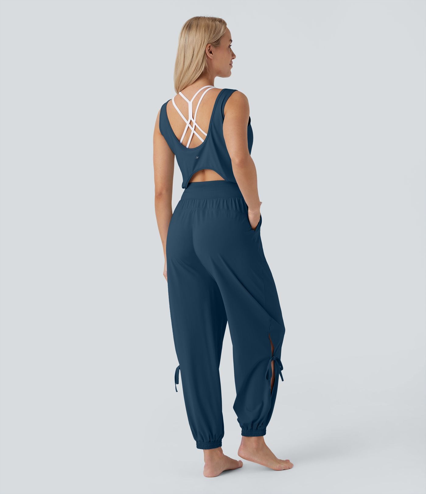 Combinaison de yoga col bateau sans manches dos nu avec découpes et poches latérales à cordon de serrage effet frais InstantCool, protection solaire UPF50+