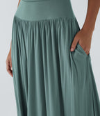 Robe longue à encolure bateau, bretelles asymétriques, côtés froncés et poches