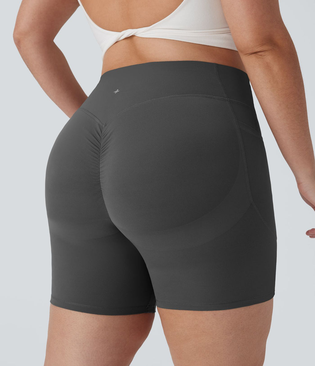 Short cycliste 17,5 cm d'entraînement gainant galbant taille haute grande taille avec effet scrunch et poches Halara UltraSculpt™
