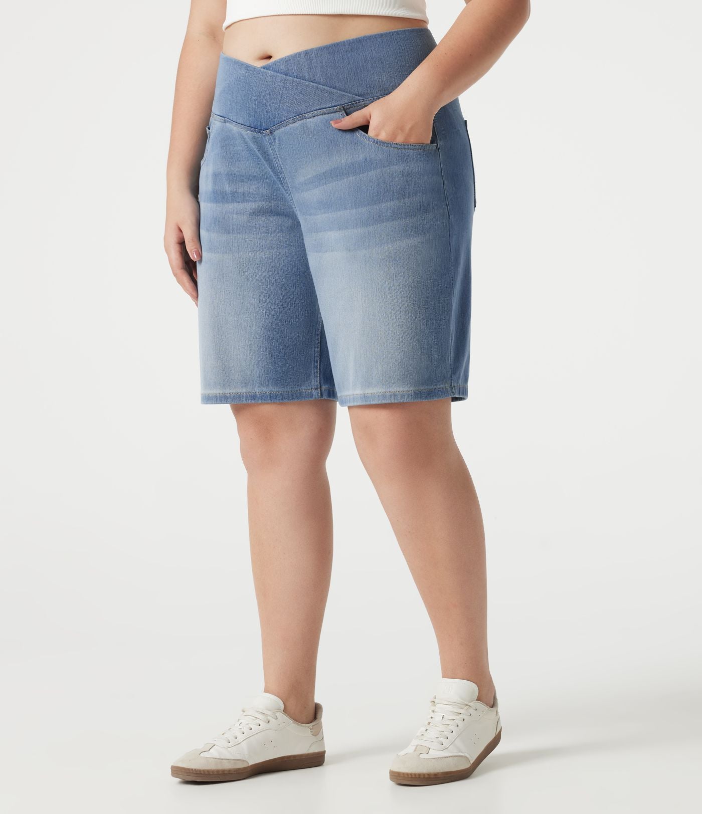 Short baggy grande taille en jean Halara Flex™ Denim taille haute croisée, effet ventre plat, avec poches