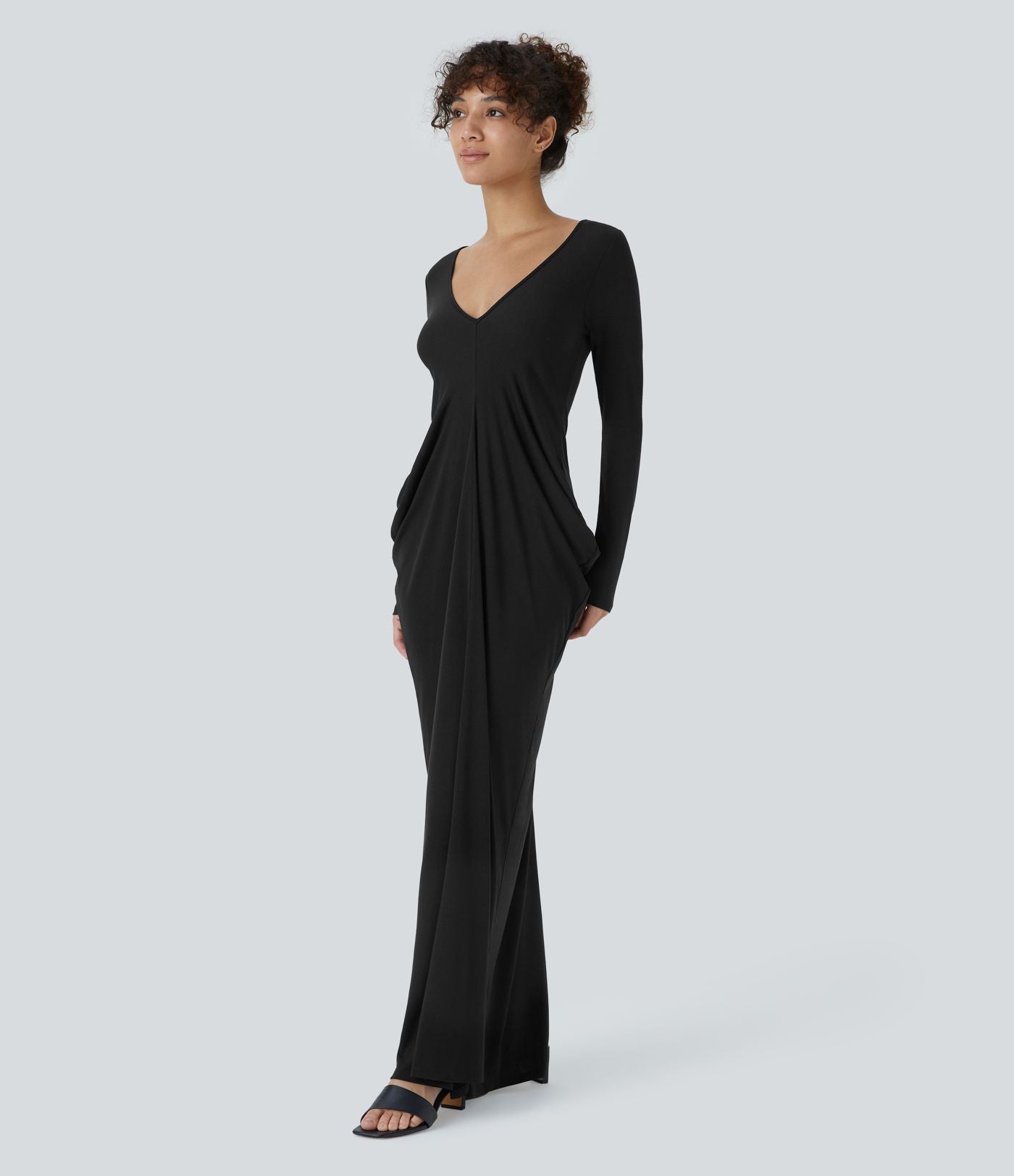 Robe longue froncée à manches longues et décolleté plongeant en V