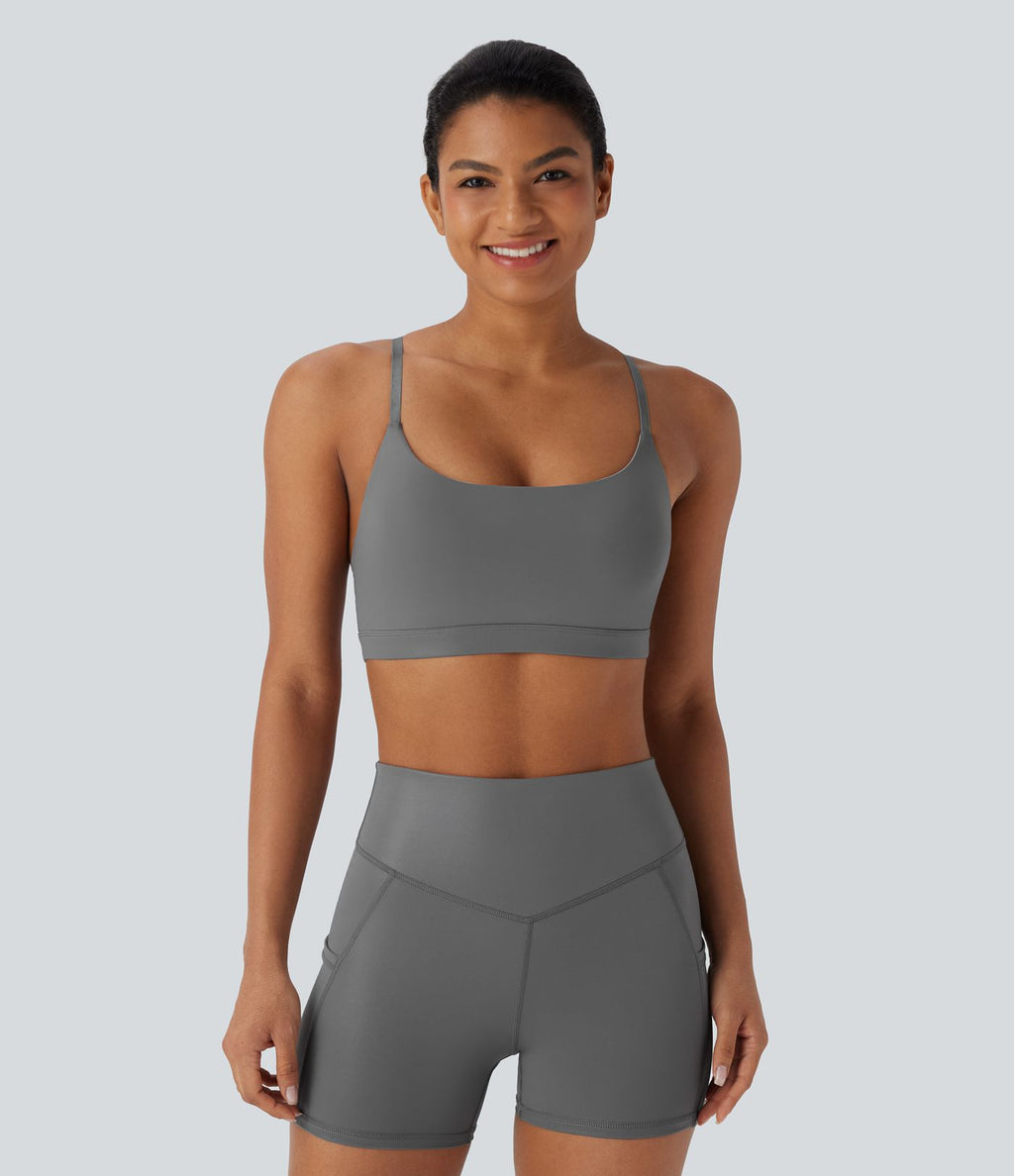 Brassière de sport en similicuir à faible maintien, dos nu, bretelles croisées ajustables et séchage rapide pour yoga
