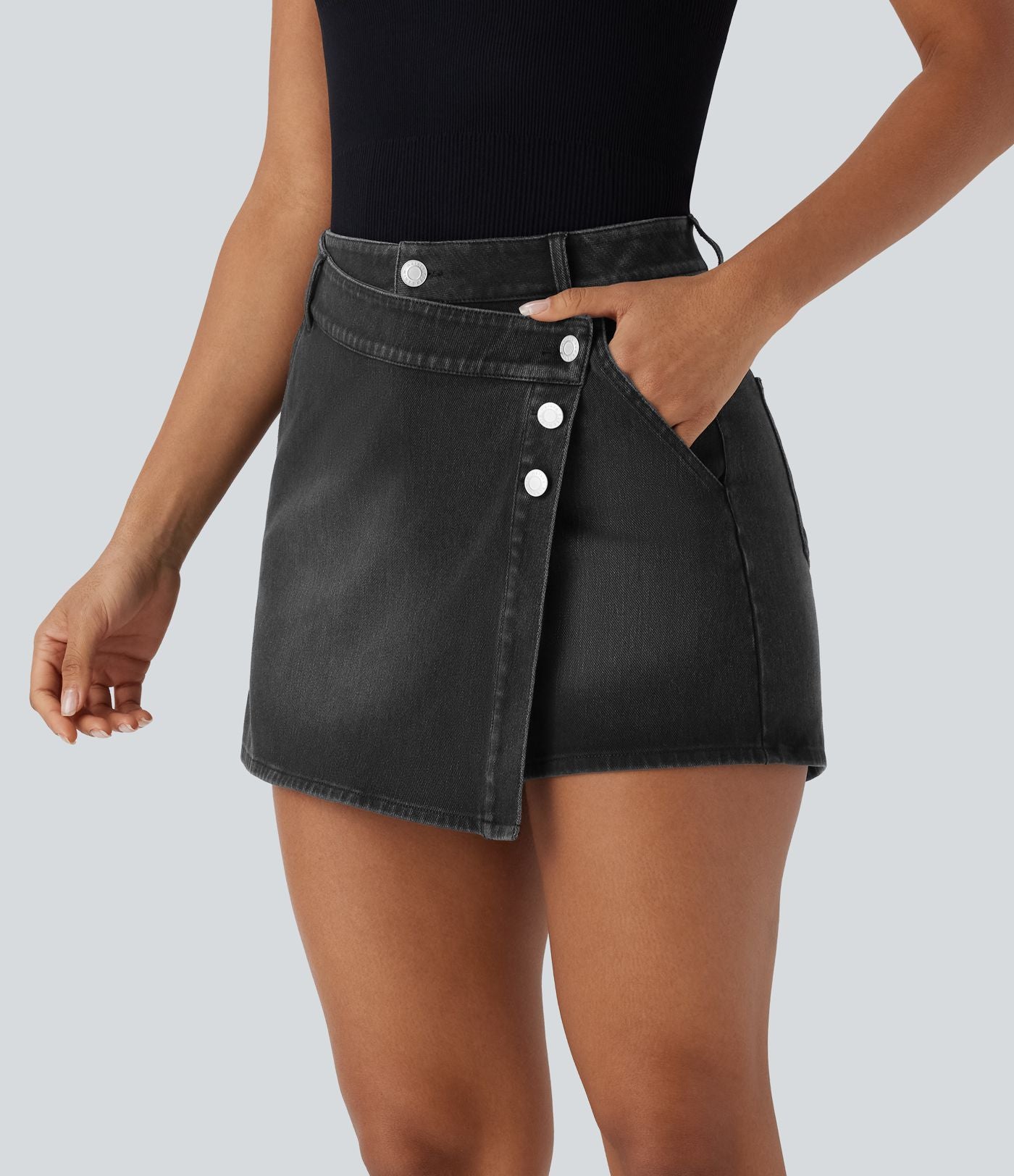 Halara Flex™ Short décontracté en jean extensible effet délavé à taille haute avec poches multiples et détail enveloppant