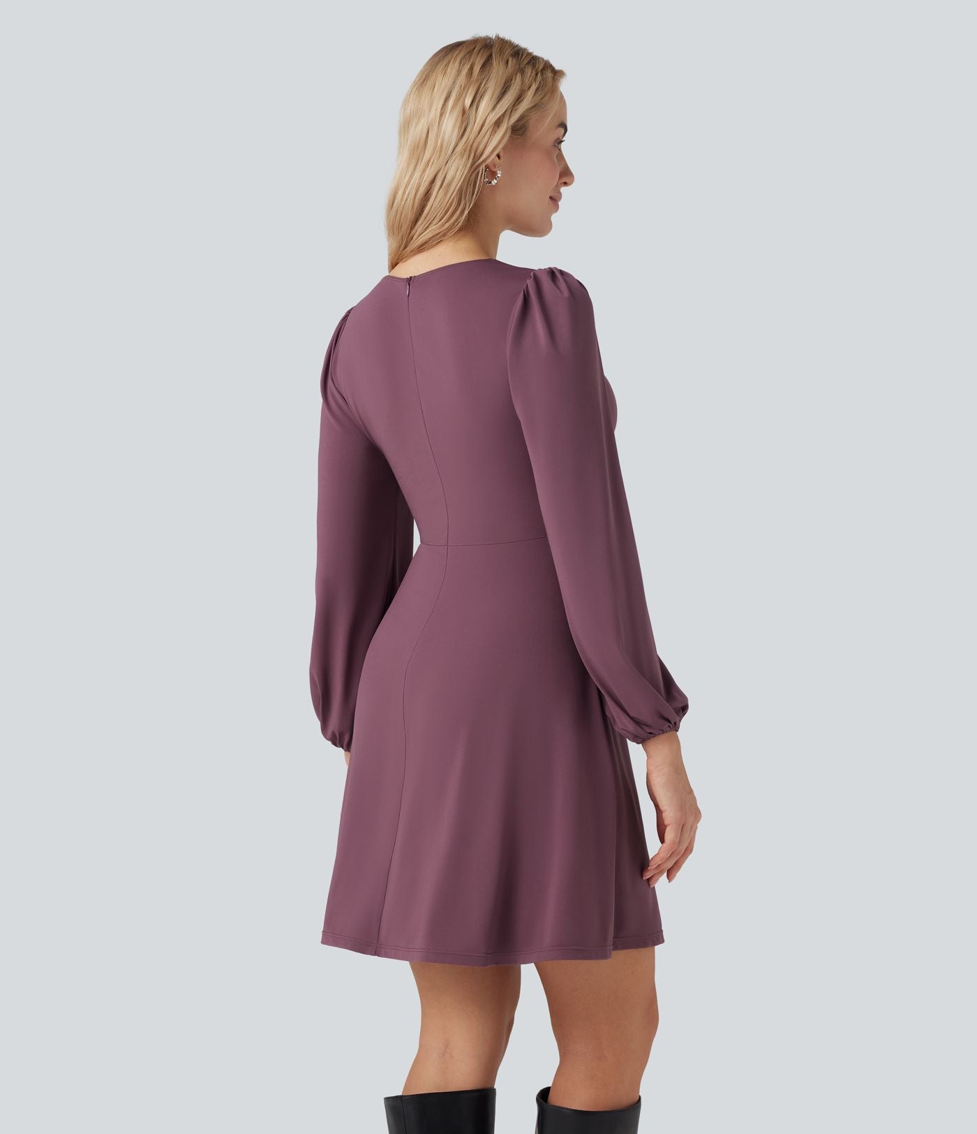 Robe courte col V avec découpes manches longues fermeture éclair