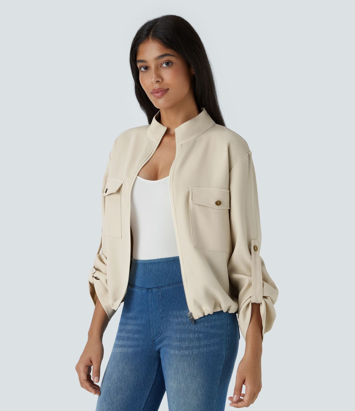 Blouson décontracté à col montant, manches retroussables, poches à rabat, cordon de serrage intérieur et fermeture éclair