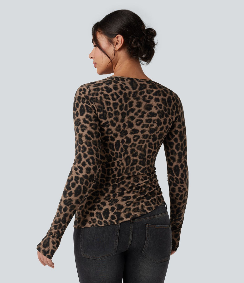 T-shirt imprimé léopard col échancré ourlet asymétrique manches longues avec trous pouces