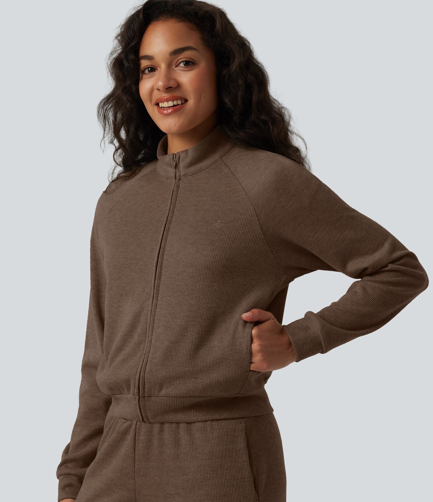 Veste casual côtelée à col montant, manches longues et fermeture zippée avec poches