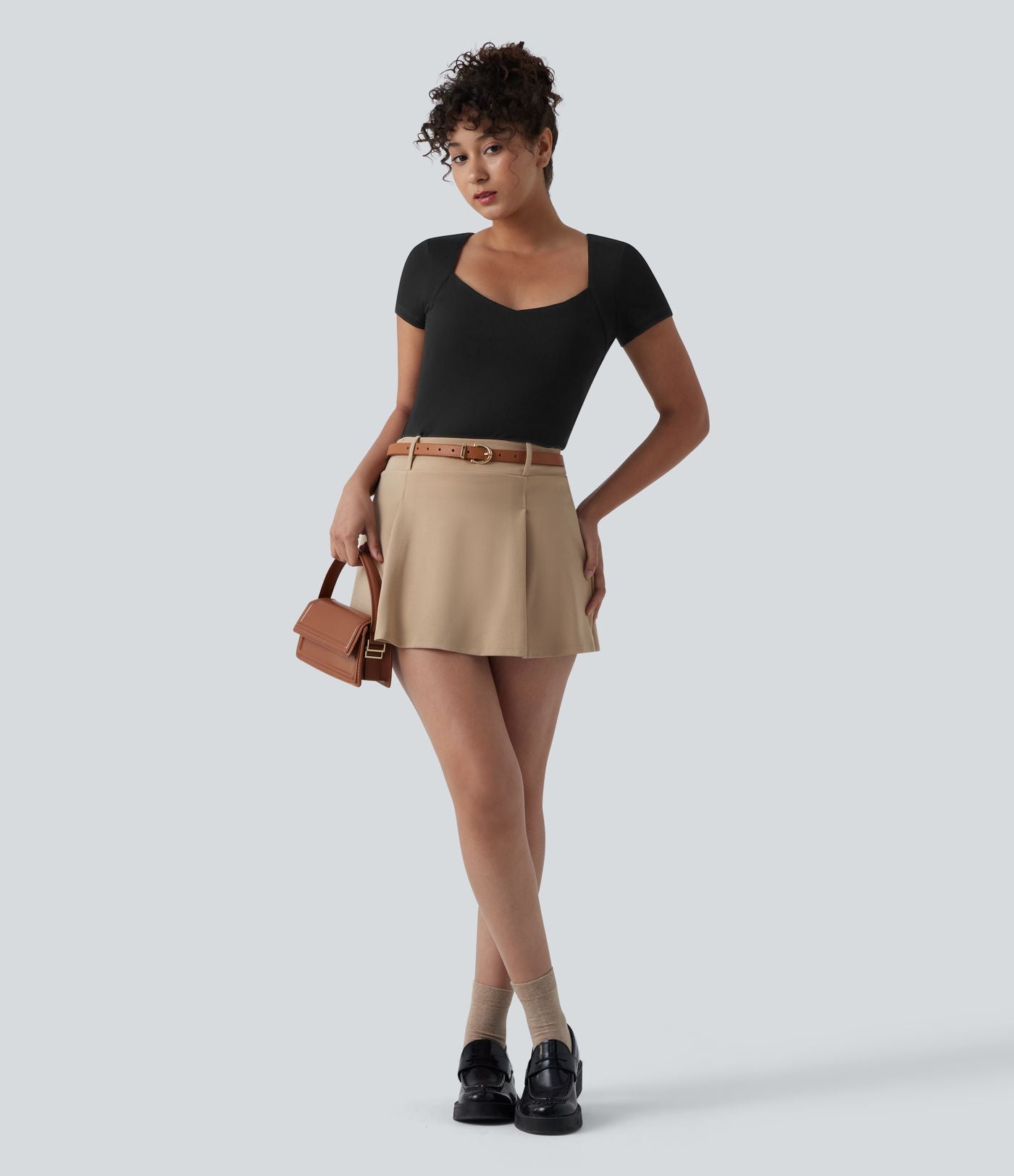 T-shirt casual en maille côtelée à manches courtes, col Queen Anne et soutien-gorge intégré