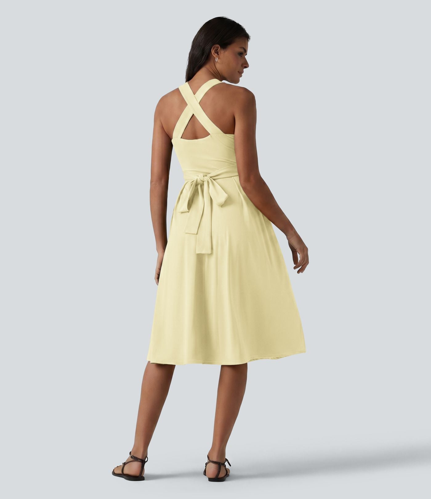 Robe midi fluide sans manches décolleté cœur avec bretelles croisées, nœud dans le dos et poches