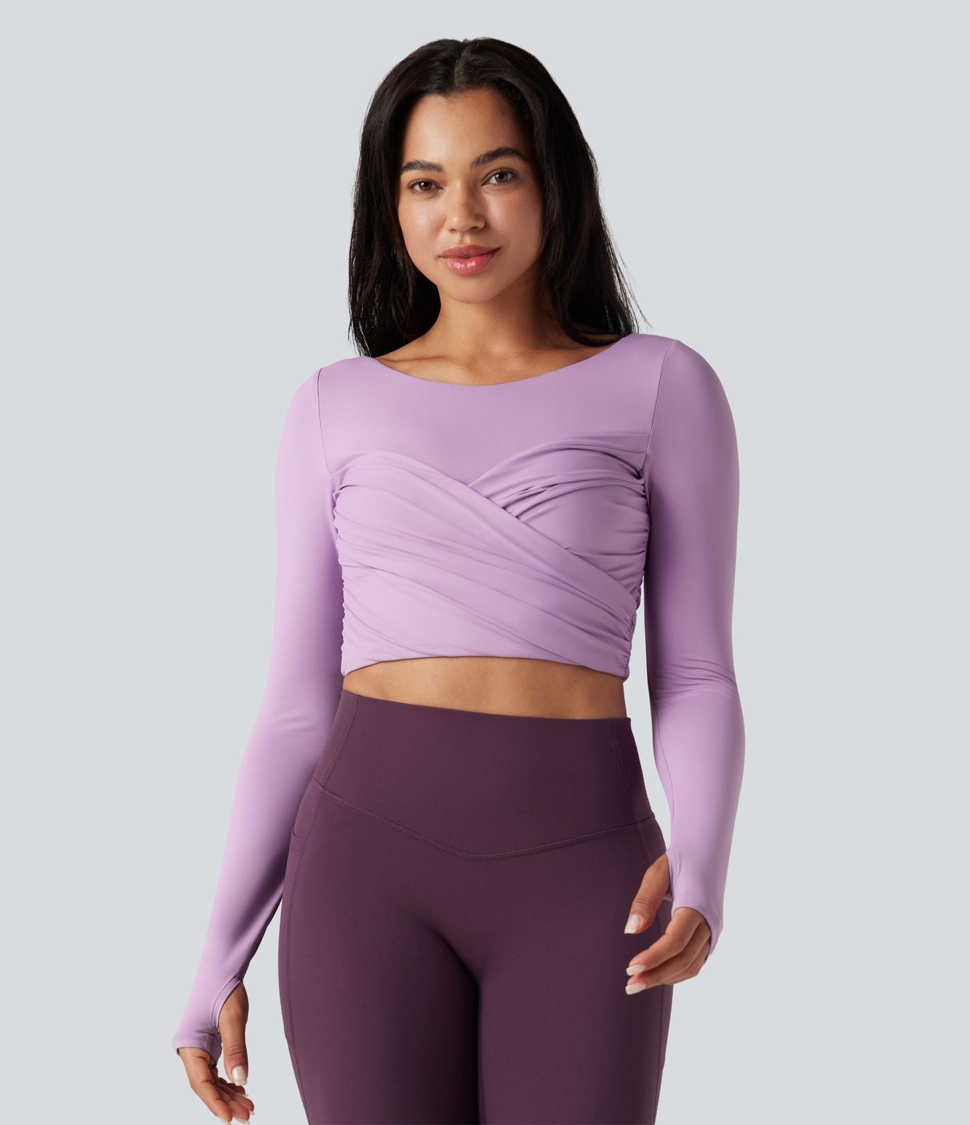 Top de sport yoga court push-up mousse col échancré manches longues avec trous pouces croisé