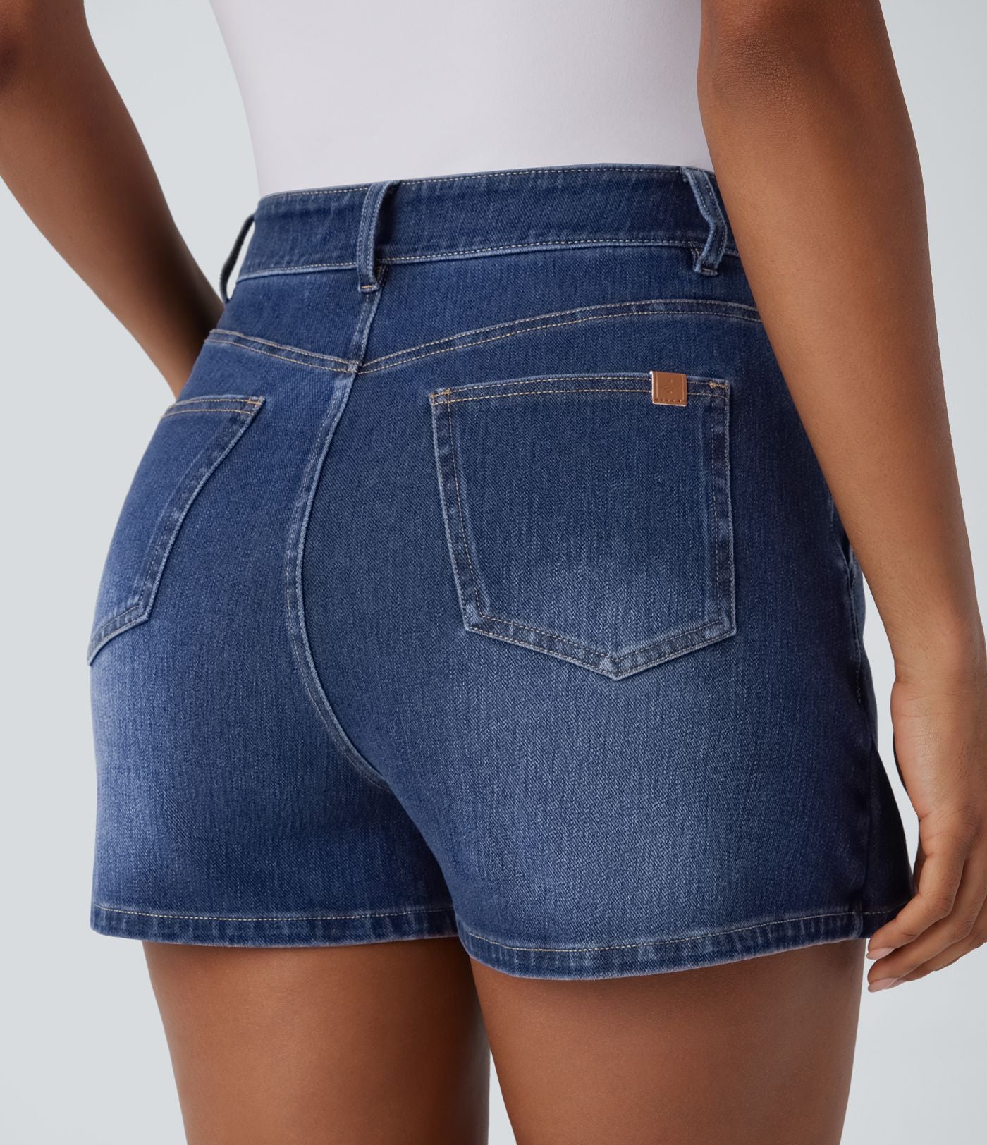 Halara Flex™ Short décontracté en jean extensible effet délavé à taille haute avec poches multiples et détail enveloppant
