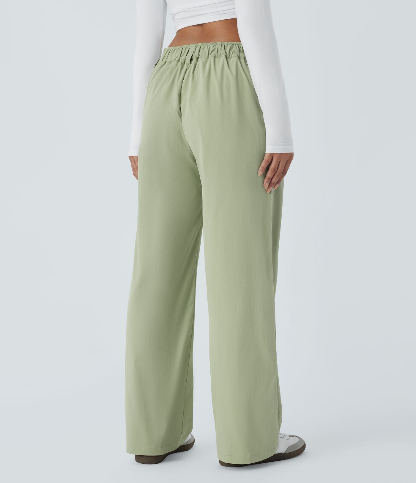 Pantalon décontracté droit taille moyenne à bouton, fermeture éclair et poches latérales