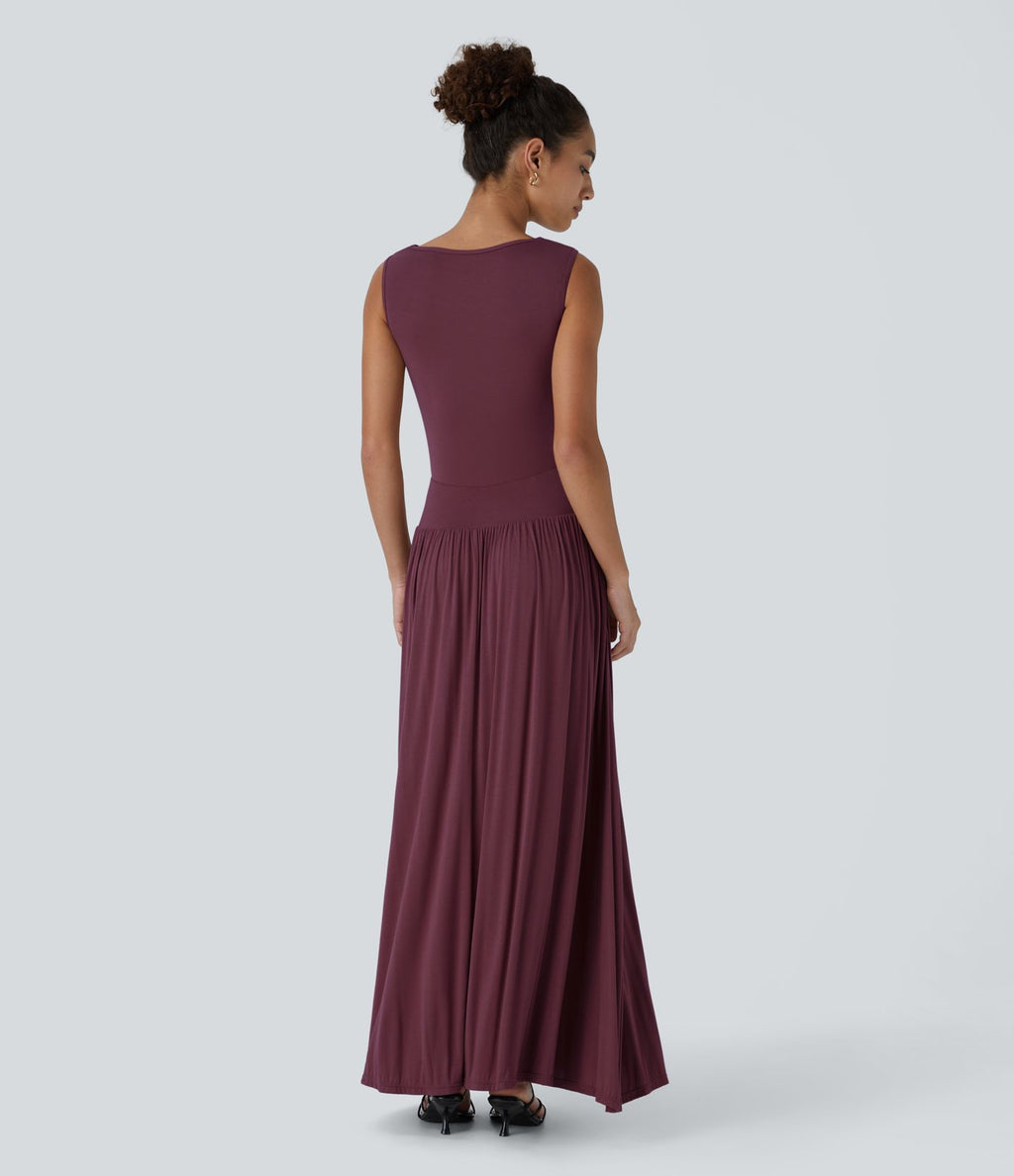 Robe longue à encolure bateau, bretelles asymétriques, côtés froncés et poches