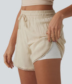 Short décontracté 2 en 1 à taille mi-haute, cordon de serrage, franges contrastées et ourlet arrondi