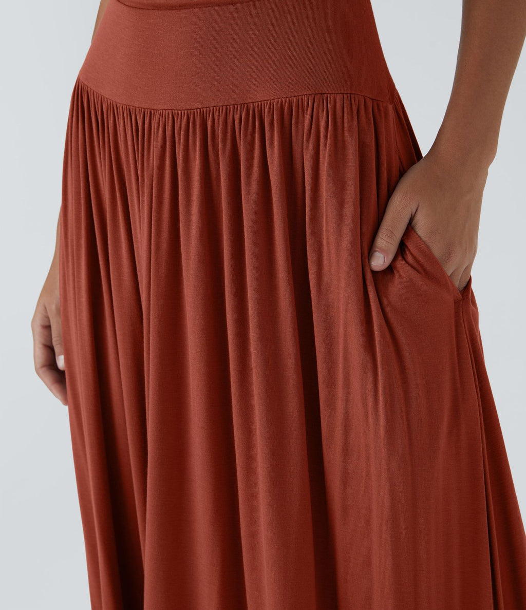 Robe longue à encolure bateau, bretelles asymétriques, côtés froncés et poches