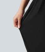 Combinaison-pantalon fuselée de style resort avec soutien-gorge intégré et dos nu à nouer, dotée de poches