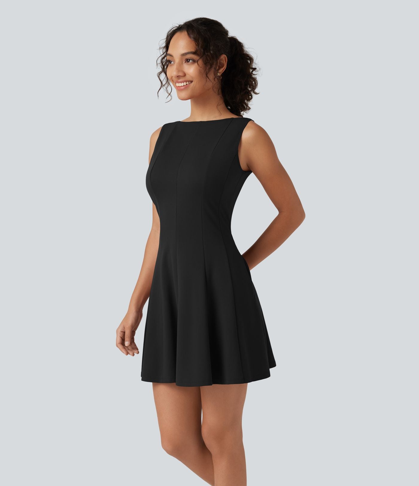 Robe mini évasée esprit bureau à encolure bateau sans manches avec poches