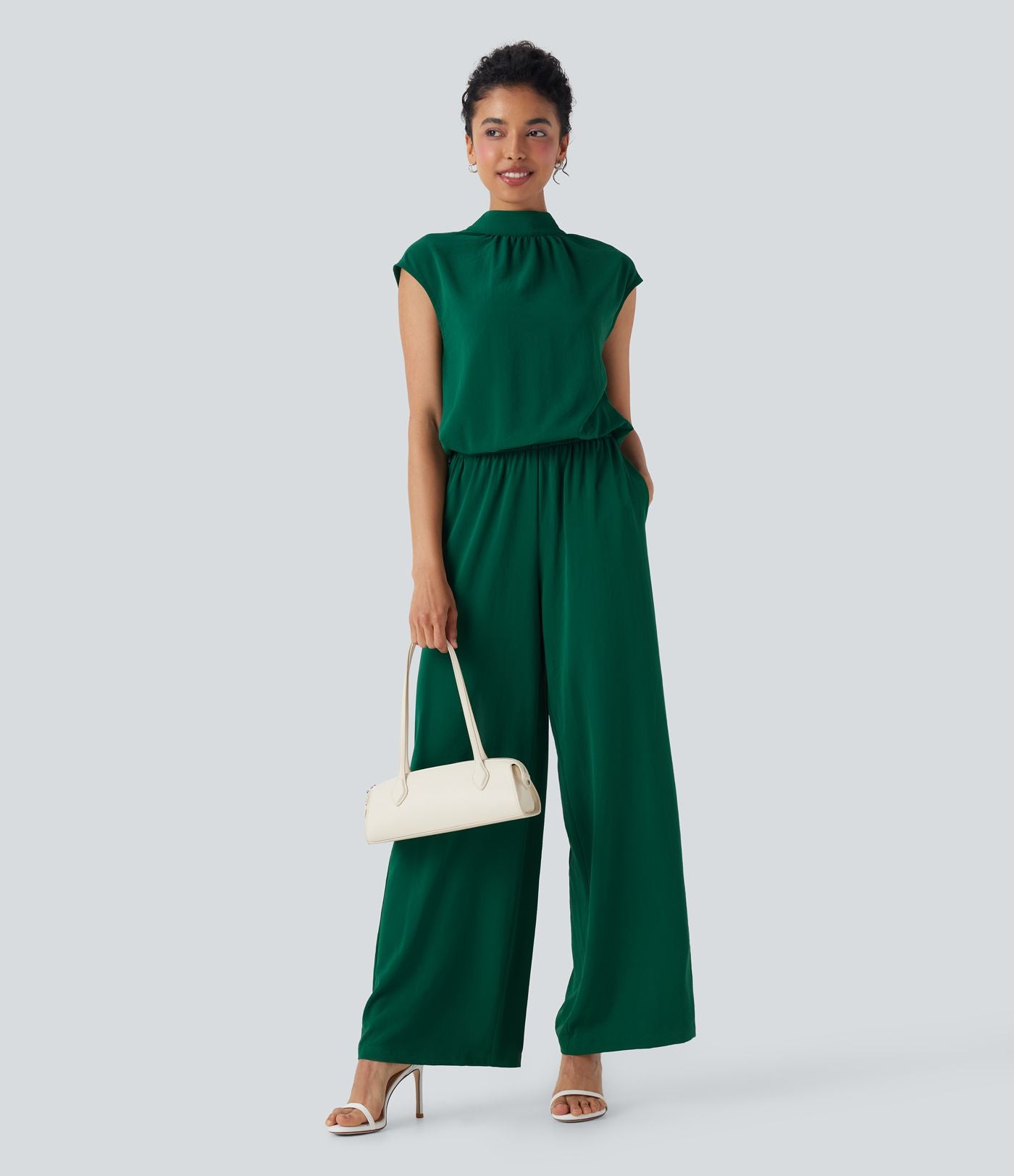 Combinaison pantalon tailleur jambes larges col montant dos goutte d'eau manches courtes avec poches latérales