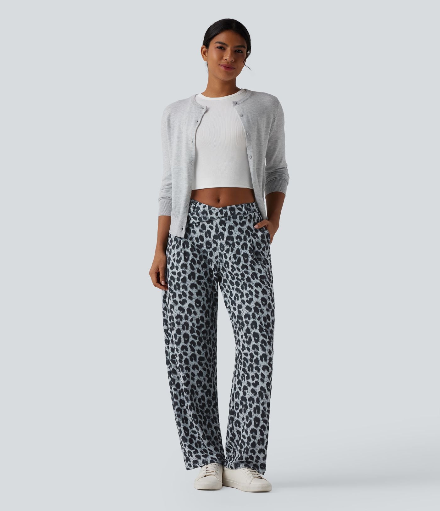 Pantalon tailleur fuselé asymétrique taille mi-haute gaufré imprimé léopard avec poches