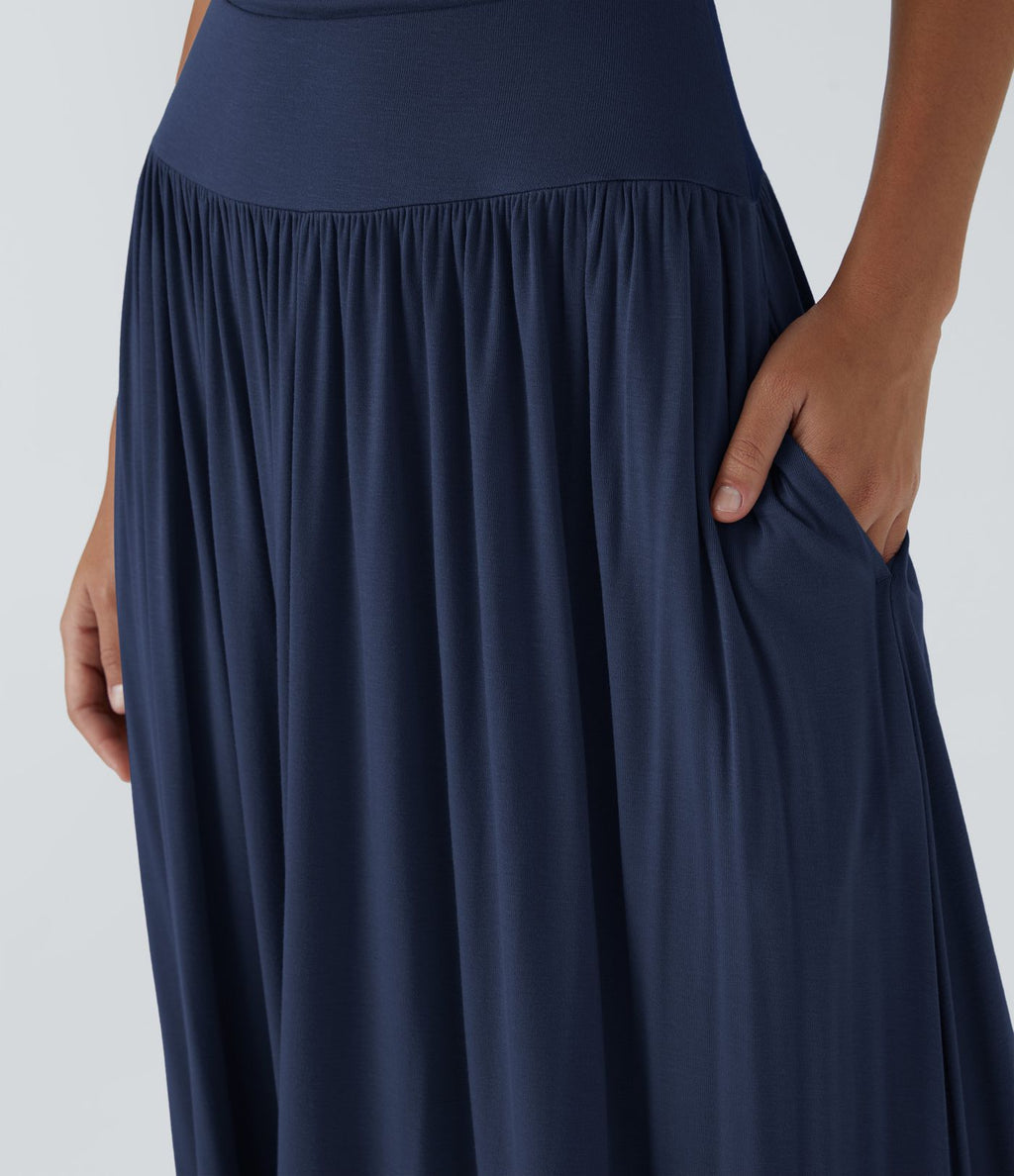 Robe longue à encolure bateau, bretelles asymétriques, côtés froncés et poches